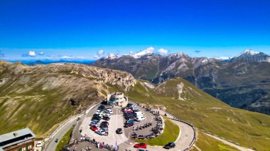 Yaz mevsiminde Grossglocker dağ zirvelerinin hava manzarası, insansız hava aracı bakış açısı
