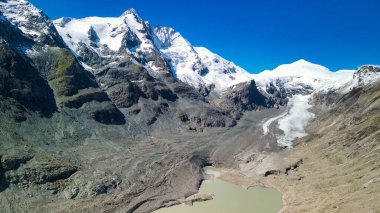 Grossglockner Ulusal Parkı yaz mevsiminde hava görüntüsü Buzul Gölü 'nün detaylarıyla
