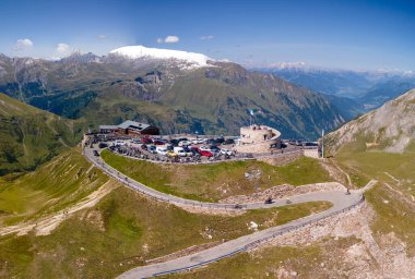 Grossglockner Alpin 'in yaz mevsiminde İHA' dan panoramik hava görüntüsü