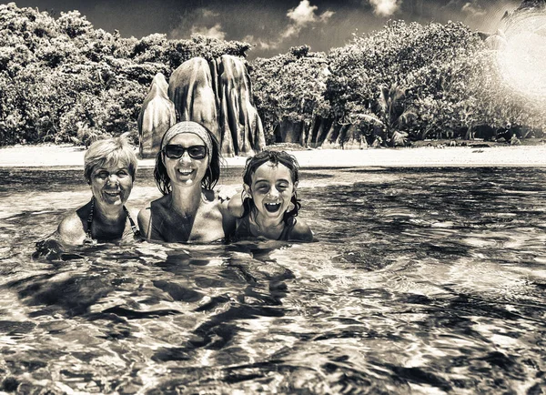 Mladá Dívka Matkou Babičkou Relaxující Vodě Seychelské Ostrovy — Stock fotografie