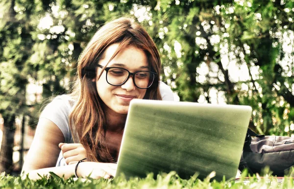 Kaukasisches Teenager Mädchen Das Mit Laptop Gras Liegt Konzept Von — Stockfoto