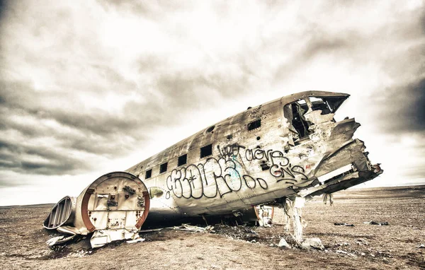 Siyah Kum Plajında Uçak Enkazı Zlanda — Stok fotoğraf