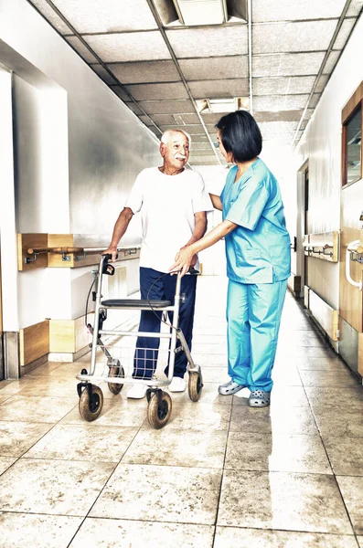 Asijské Zdravotní Sestra Pomáhá Starší Muž Chodítkem Chůze Podlaze Nemocnice — Stock fotografie
