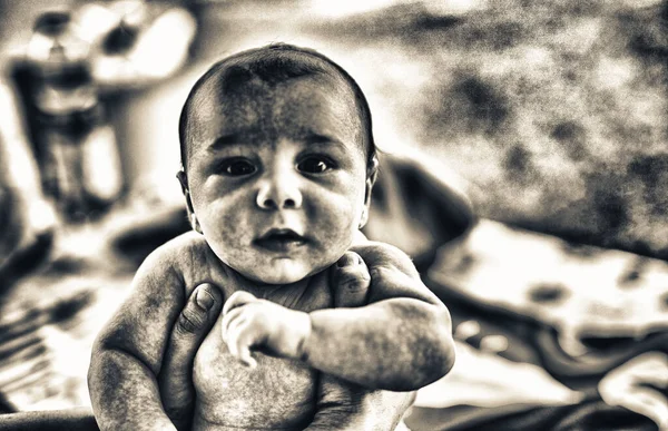 Bebê Recém Nascido Nos Braços Mãe Livre — Fotografia de Stock