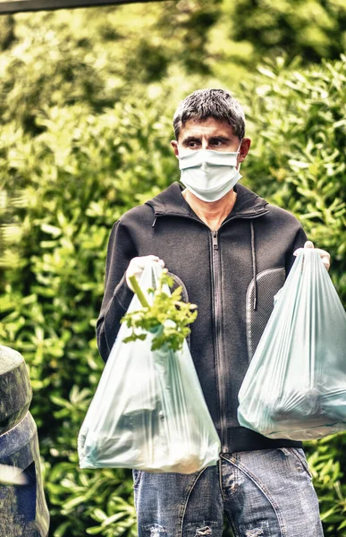 Man Brengt Boodschappen Mee Naar Huis Bij Een Hevige Pandemie — Stockfoto