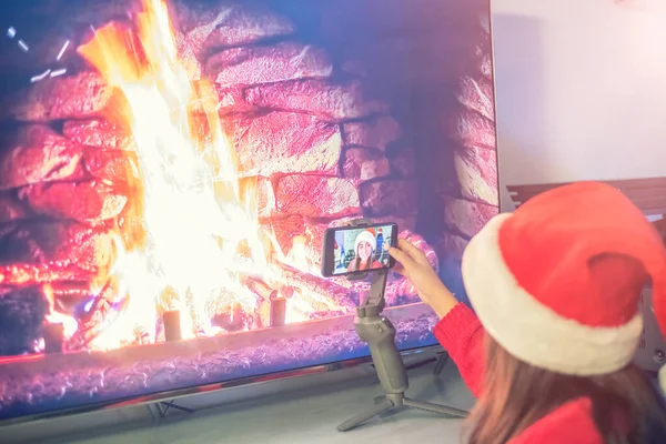 Junges Mädchen Bereitet Sich Mit Smartphone Aufnahme Auf Weihnachtsfeier Vor — Stockfoto