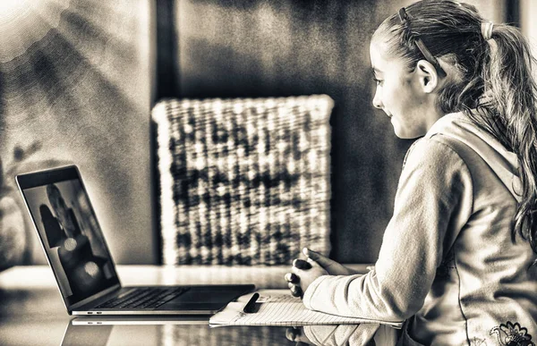 Colegiala Bastante Elegante Estudiando Matemáticas Tarea Durante Lección Línea Casa — Foto de Stock