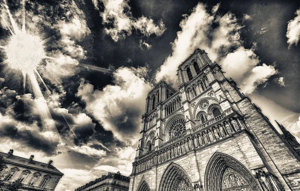 Notre Dame Μεγαλοπρεπή Πρόσοψη Εναντίον Ενός Όμορφου Γαλάζιου Ουρανού Παρίσι — Φωτογραφία Αρχείου