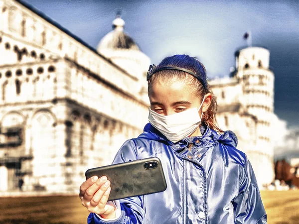 Coronavirus Covid Elterjedt Olaszországban Európában Fiatal Lány Látogató Város Mérföldkő — Stock Fotó