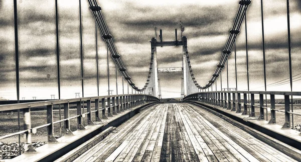 Brug Met Houten Bestrating Tegen Bewolkte Lucht — Stockfoto