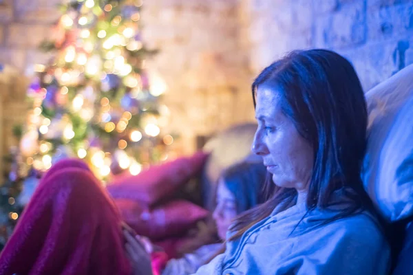 Donna Sul Divano Con Figlia Rilassarsi Con Smartphone Natale — Foto Stock