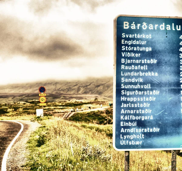 Útjelző Táblák Távolságok Izlandon Vidék Felhős Időjárással — Stock Fotó