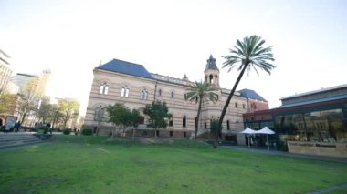 ADELAIDE, AUSTRALIA - 16 Eylül 2018: Adelaide Üniversitesi binaları ve kampüs parkının dış görünümü