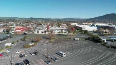 ROTORUA, NEW ZEALAND - 5 Eylül 2018: Geri sayım süpermarketinin ve araba parkının hava görüntüsü