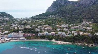 Liman bölgesi boyunca Capri 'nin güzel kıyı şeridi. İHA 'dan hava görüntüsü