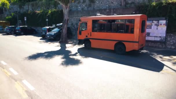 CAPRI, ITALY - JUNE 17, 2021: Orange public bus at the bus station in Anacapri. — Stock Video