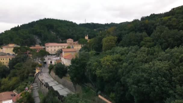 Szenische Luftaufnahme der Landschaft von Livorno vom Hügel Montenero aus. Toskana, Italien im Herbst — Stockvideo