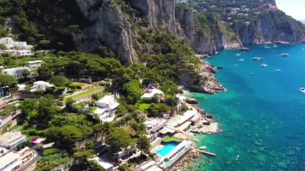 Krásné pobřeží na pláži Marina Piccola, Capri. Letecký pohled z dronu — Stock video