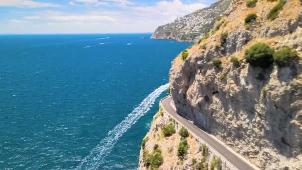 Úžasný letecký výhled na krásné pobřeží Amalfi v letní sezóně, Itálie. Pohled na dron — Stock video