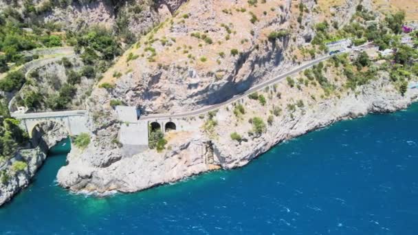 Vista aérea del fiordo de Furore desde un dron, Costa Amalfitana, Italia — Vídeos de Stock