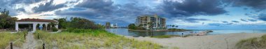 Boca Raton sahil şeridinin panoramik manzarası ve bulutlu bir günde binalar, Florida Panoramik manzarası.