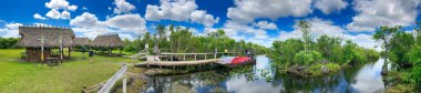 30 Mart 2018 Everglades Ulusal Parkı Panoramik Manzarası 'nda saman çatılı ahşap barakalar..
