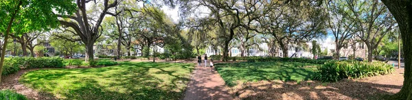 Savannah April 2Nd 2018 Tourists Walk Beautiful City Park Panoramic — Stock Photo, Image