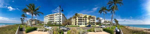 Palm Beach Dubna 2018 Pobřeží Palmy Budovy Slunečného Dne Panoramatický — Stock fotografie