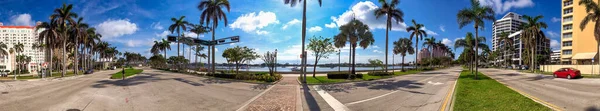 Güneşli Bir Günde Batı Palm Beach Sokakları Palmiyeler Binalar Florida — Stok fotoğraf