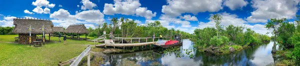 Everglades Μαρτίου 2018 Ξύλινες Καλύβες Αχυρένια Οροφή Στο Εθνικό Πάρκο — Φωτογραφία Αρχείου