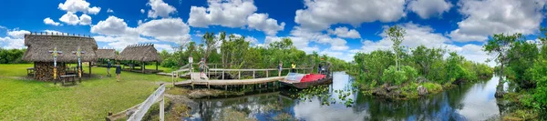 Everglades Mars 2018 Cabanes Bois Avec Toit Paille Dans Parc — Photo