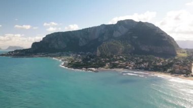 İtalya, Palermo 'daki Mondello Plajı. İHA 'dan hava görüntüsü