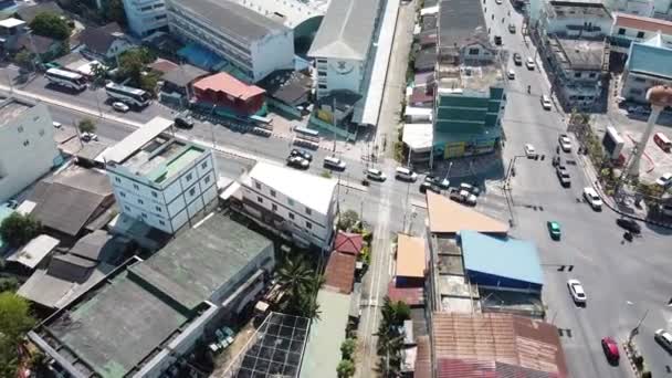 MAEKLONG, THAÏLANDE - 15 DÉCEMBRE 2019 : Incroyable vue aérienne du paysage urbain de Maeklong avec marché fluvial et ferroviaire — Video