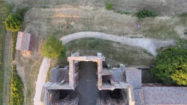 Vista aérea incrível da bela Abadia de San Galgano com paredes sem telhados, Colinas da Toscana na temporada de primavera, Itália — Vídeo de Stock