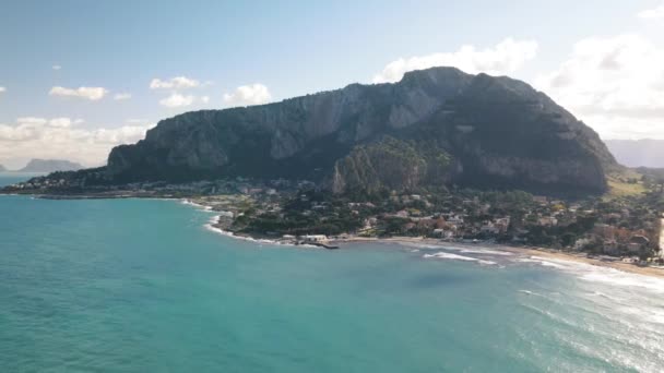 Strand van Mondello in Palermo, Italië. Luchtfoto van drone — Stockvideo