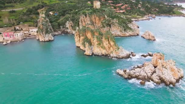 Фаральони из Скопелло, Сицилия, Италия. Скалы над морем, вид с беспилотника — стоковое видео