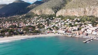 İtalya, Palermo 'daki Mondello Plajı. İHA 'dan hava görüntüsü