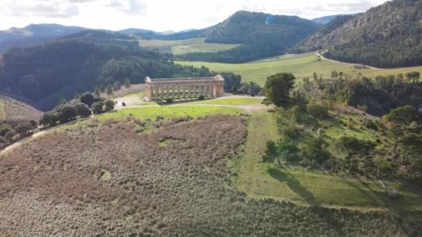 Segesta tempel på Siciliens landsbygd, Italien. Flygfoto från drönare — Stockvideo