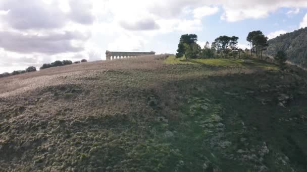 Tempel van Segesta op het platteland van Sicilië, Italië. Luchtfoto van drone — Stockvideo