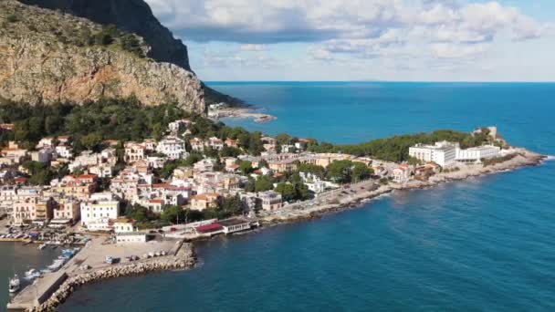 Strand van Mondello in Palermo, Italië. Luchtfoto van drone — Stockvideo