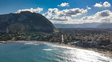 İtalya, Palermo 'daki Mondello Plajı. İHA 'dan hava görüntüsü.