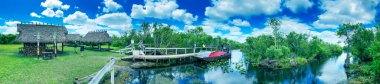 30 Mart 2018 Everglades Ulusal Parkı Panoramik Manzarası 'nda saman çatılı ahşap barakalar..