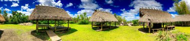 30 Mart 2018 Everglades Ulusal Parkı Panoramik Manzarası 'nda saman çatılı ahşap barakalar..