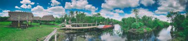 Saman çatısı ve bataklıkları olan ahşap kulübeler Everglades Ulusal Parkı, Florida Panoramik Manzarası.