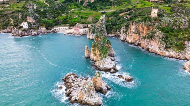İtalya, Sicilya 'daki Scopello' lu Faraglioni. Denizin üzerindeki kayalar, insansız hava aracının hava manzarası..