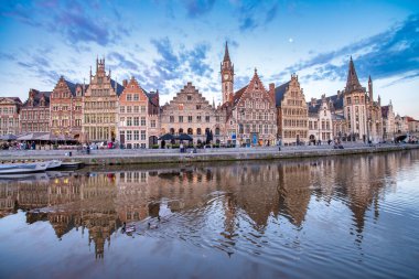 GHENT, BELGIUM - 30 Nisan 2015: Gent, Belçika 'daki tarihi şehir merkezinde Graslei rıhtımının ve Leie nehrinin manzarası. Bahar mevsiminde Gent 'in mimarisi ve simgesi