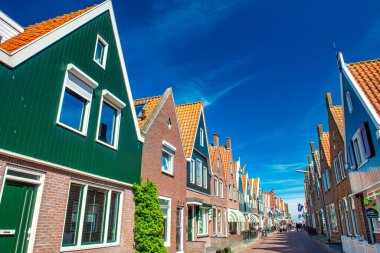 VOLENDAM, NETHERLANDS - 27 Nisan 2015: Güneşli bir bahar gününde şehrin sokakları ve binaları