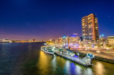 ROTTERDAM, NETHERLANDS - 28 Nisan 2015: Şehir merkezinde güzel bir bahar gecesi binalar