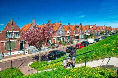 VOLENDAM, NETHERLANDS - 27 Nisan 2015: Güneşli bir bahar gününde şehrin sokakları ve binaları