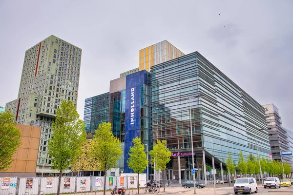 ROTTERDAM, NETHERLANDS - 29 Nisan 2015: Bulutlu bir bahar gününde şehir merkezindeki binalar